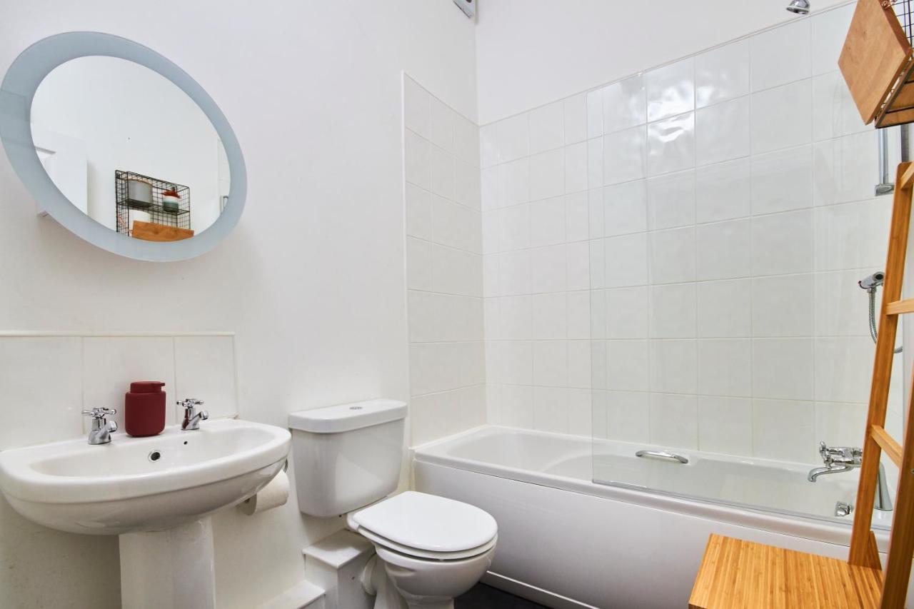 Lovely Abode In - Sleeps 4 - Ground Floor Apartment *